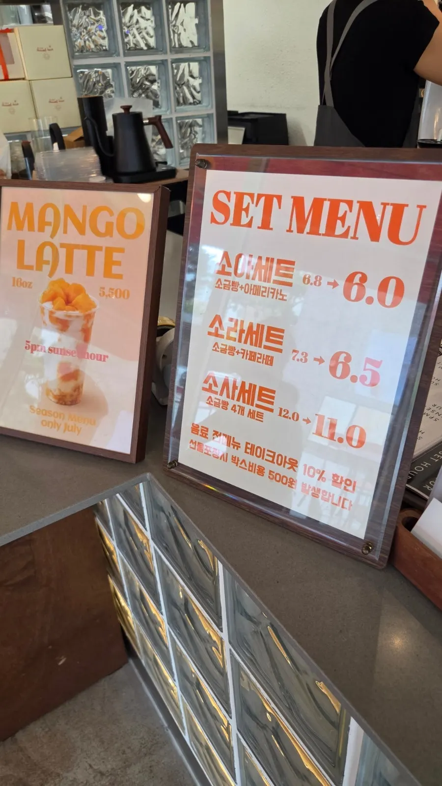 카페에서 고른 디저트 메뉴들