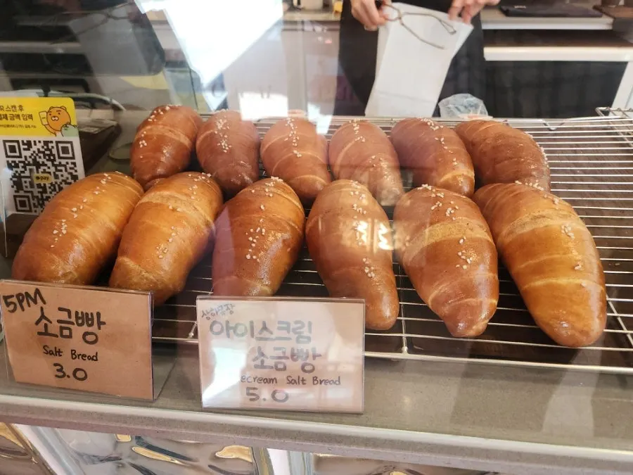 摆放费南雪和司康的展示柜