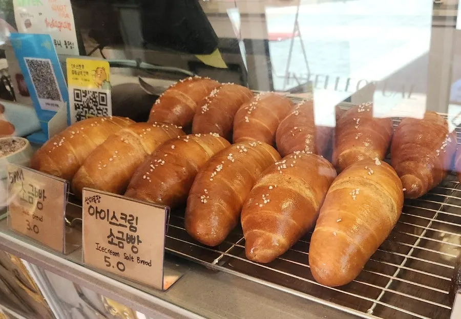 贴有咸奶油面包价格牌的陈列架