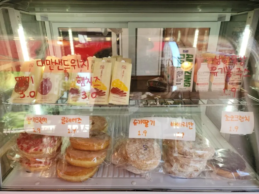 台湾三明治和甜甜圈陈列区