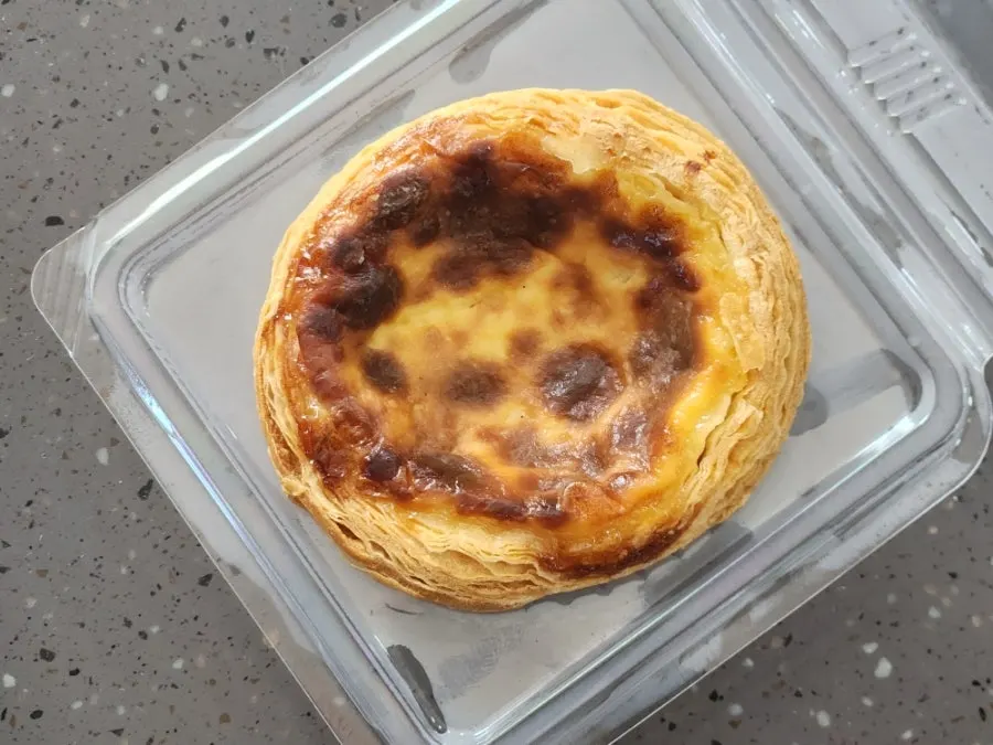 两个酥脆酥皮的蛋挞