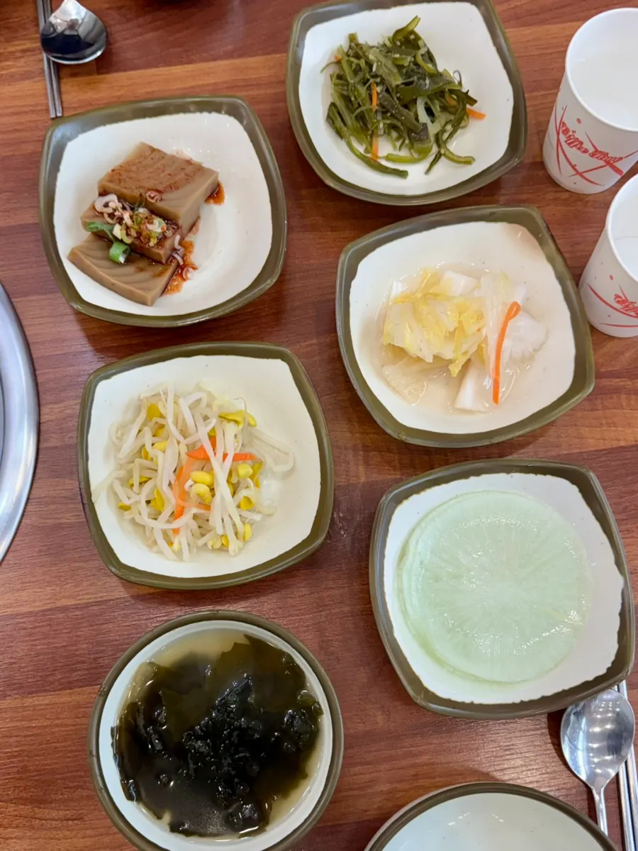 Seaweed soup and side dishes served before the main course