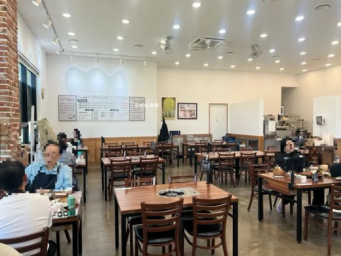 Photos of seafood kalguksu and seafood pajeon posted on the building front