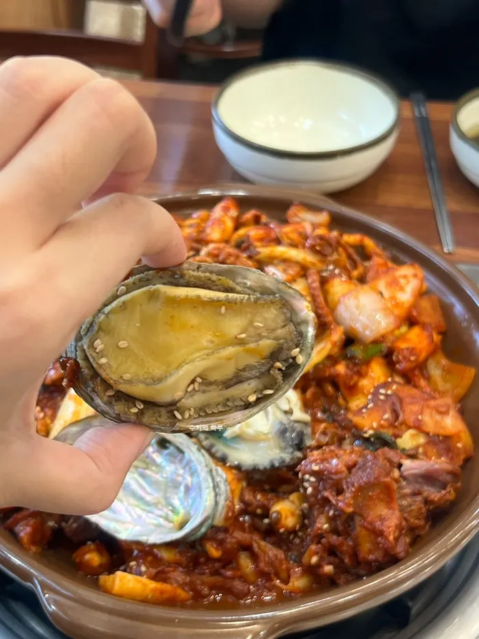 Close-up of the spicy sauce on the seafood braised ribs