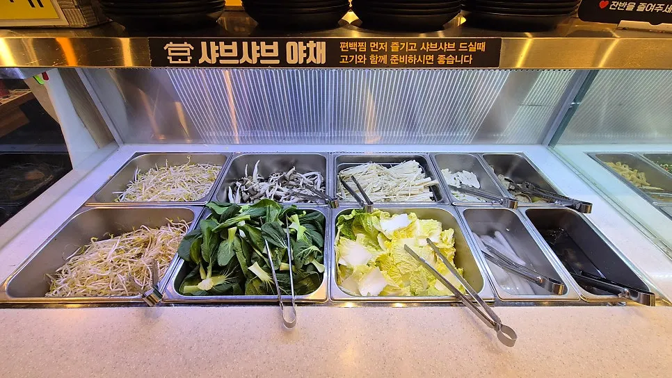 편백회관 본점 샐러드바 코너 전경
