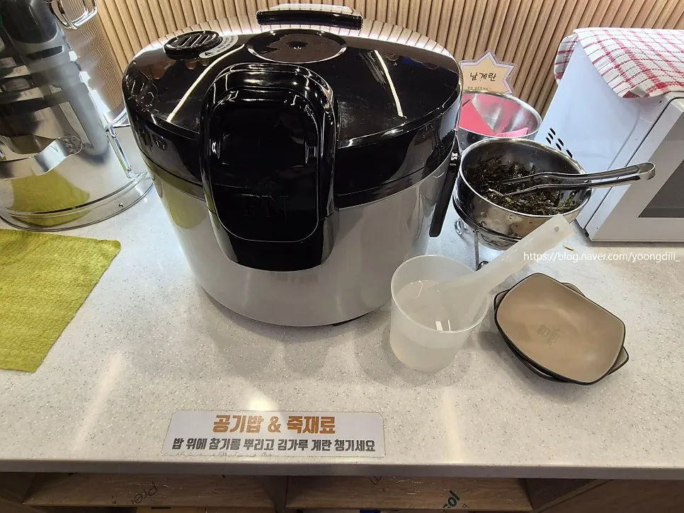배추와 숙주, 버섯이 놓인 샐러드바 야채 코너