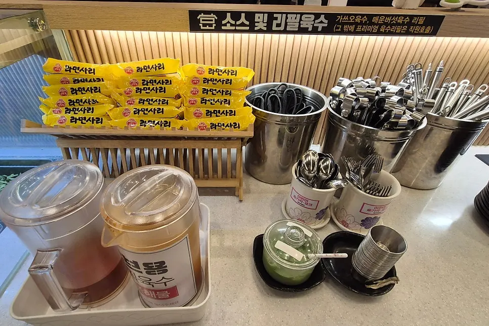 접시에 담아온 소스와 채소