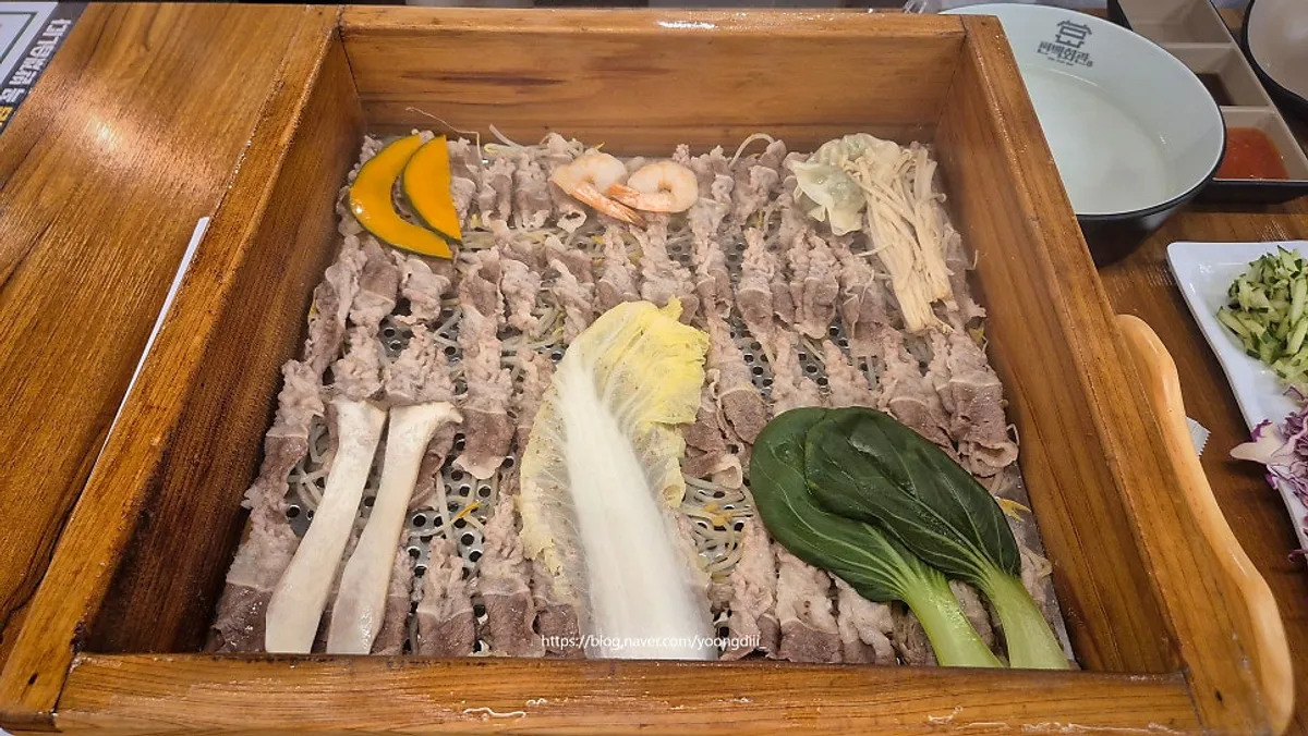 편백나무 찜기에 담겨 나온 소고기 편백찜