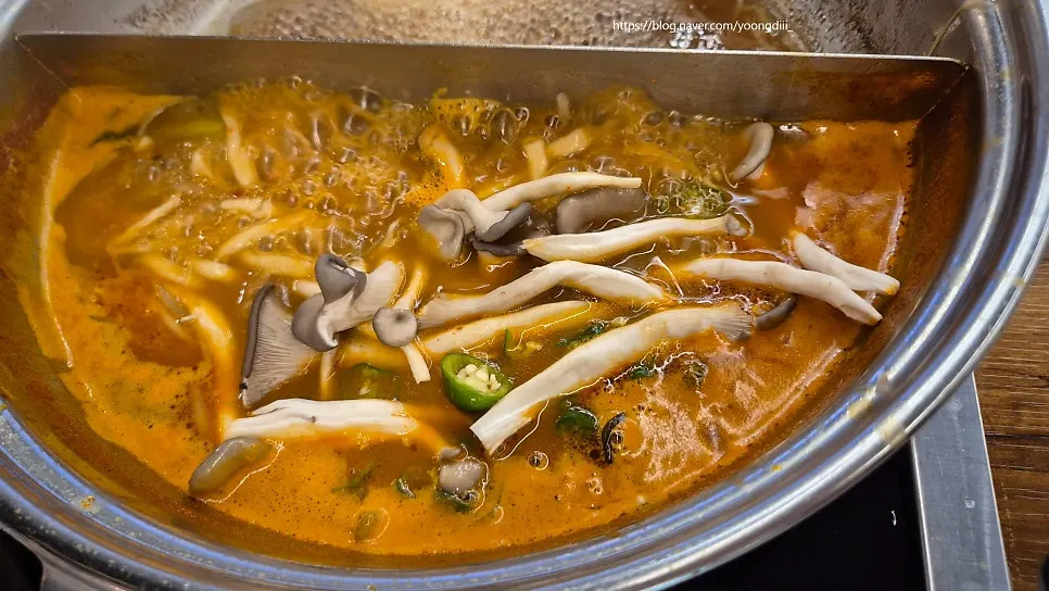 진해진 육수에 끓인 칼국수 한 그릇