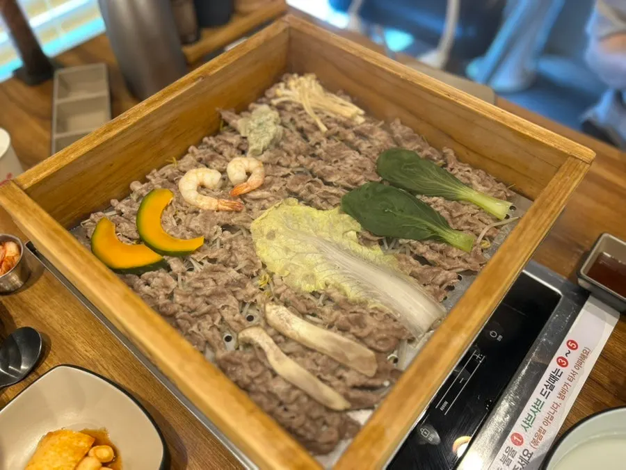 만두와 새우, 버섯이 담긴 편백찜