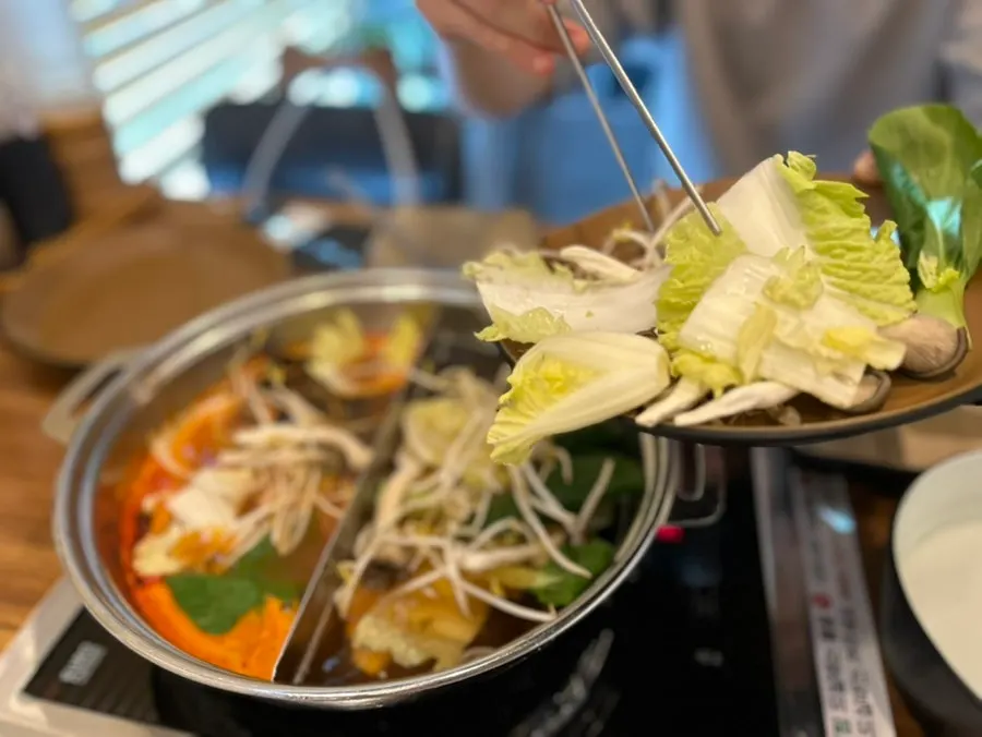 야채를 가득 넣은 샤브샤브 냄비