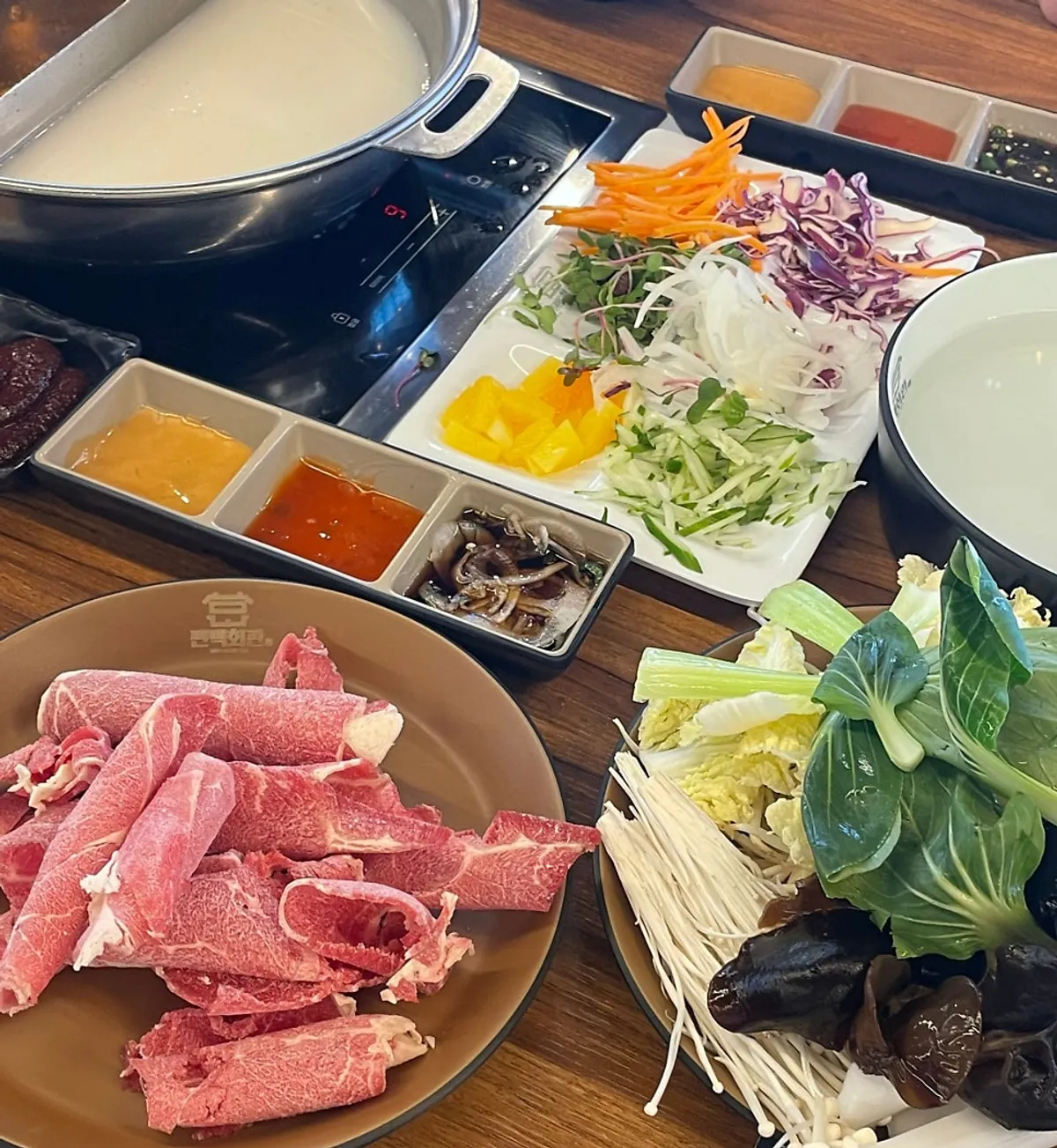 Pyeonbaek Hoegwan all-you-can-eat meal selection