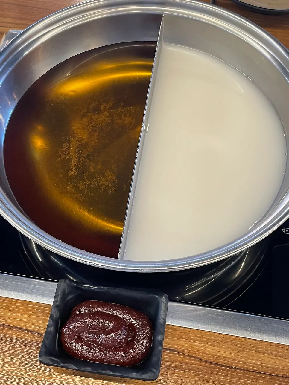 Half clear broth and half mala-flavored broth
