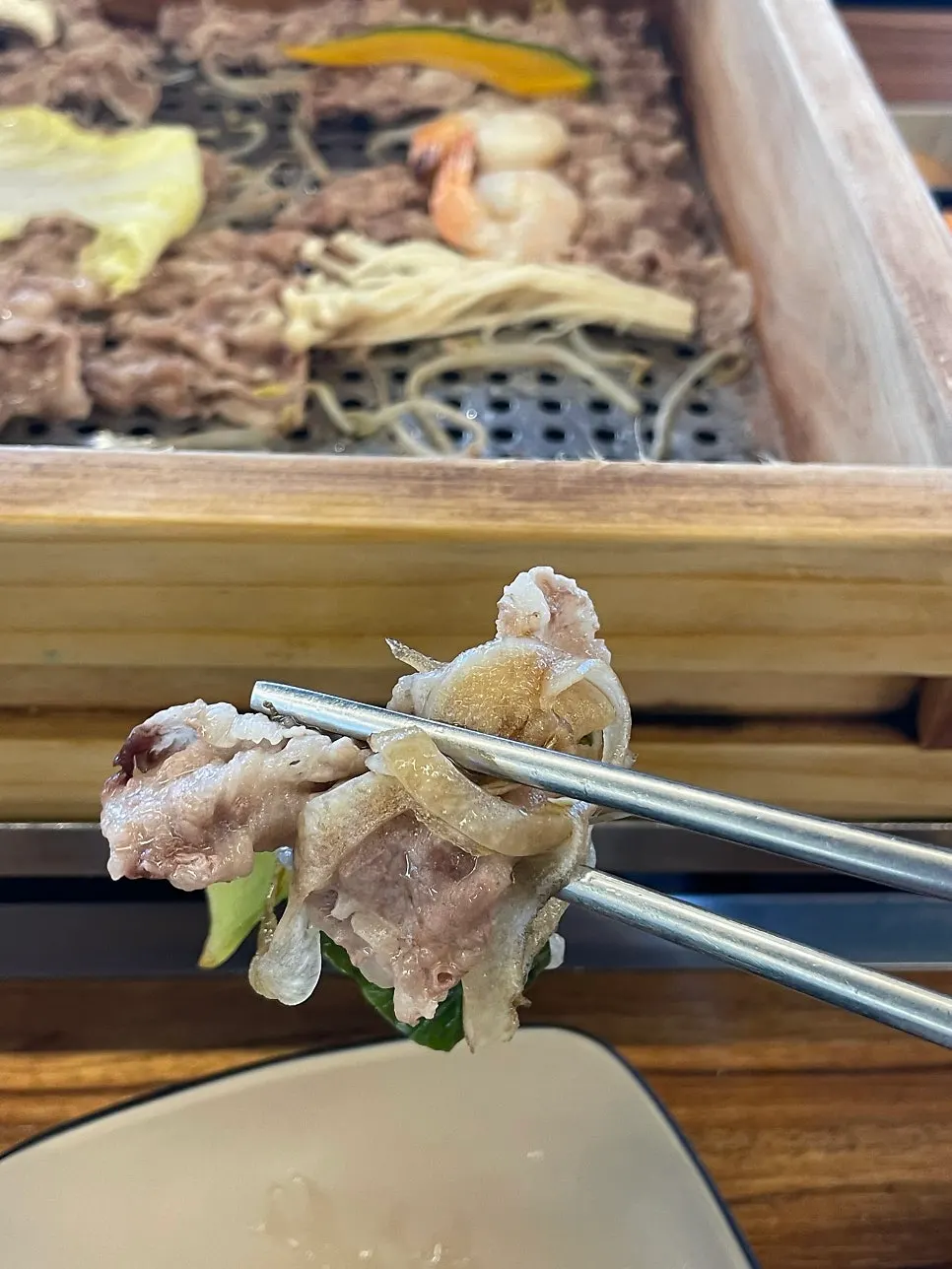 Cooked cypress-steamed meat and vegetables