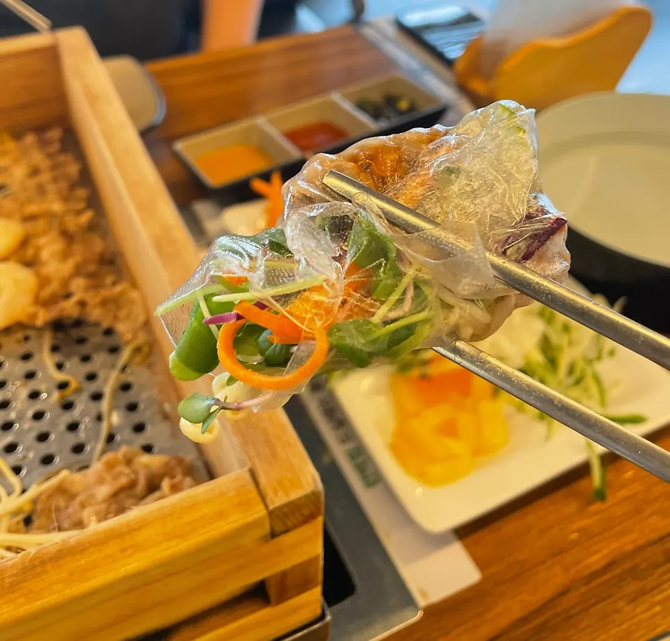 Shabu-shabu wrapped in rice paper