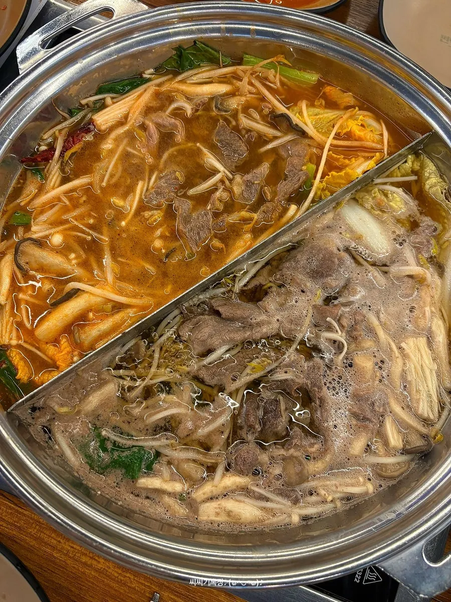 Pot of half-and-half katsuo and spicy mushroom shabu-shabu