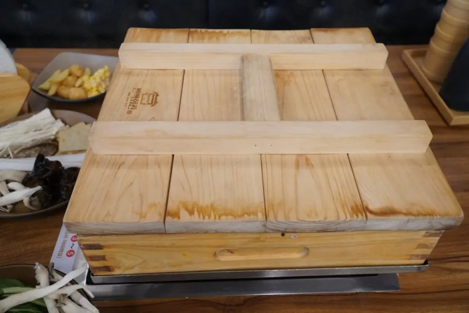 Meat and vegetables served with the ₩18,900 lunch set