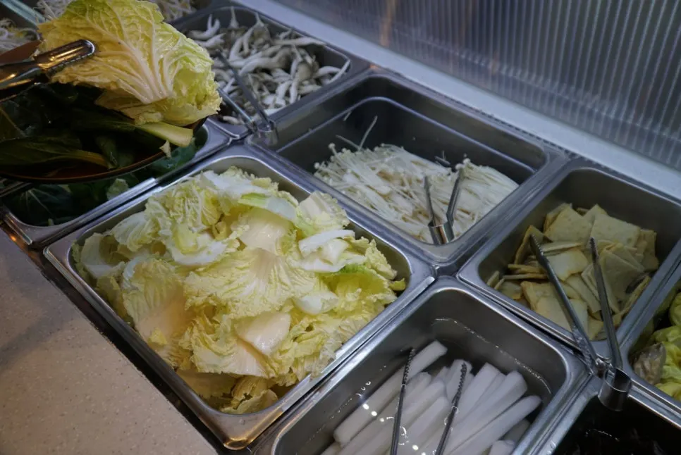 Vegetable plate and shabu-shabu pot from the lunch set