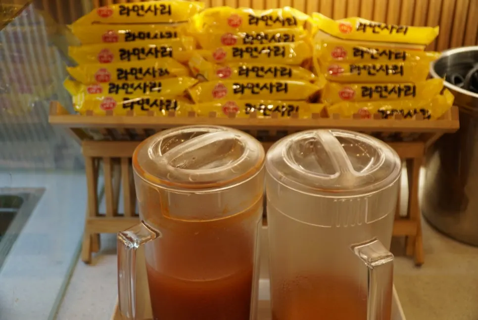 Split pot comparing katsuo broth and beef bone mala broth