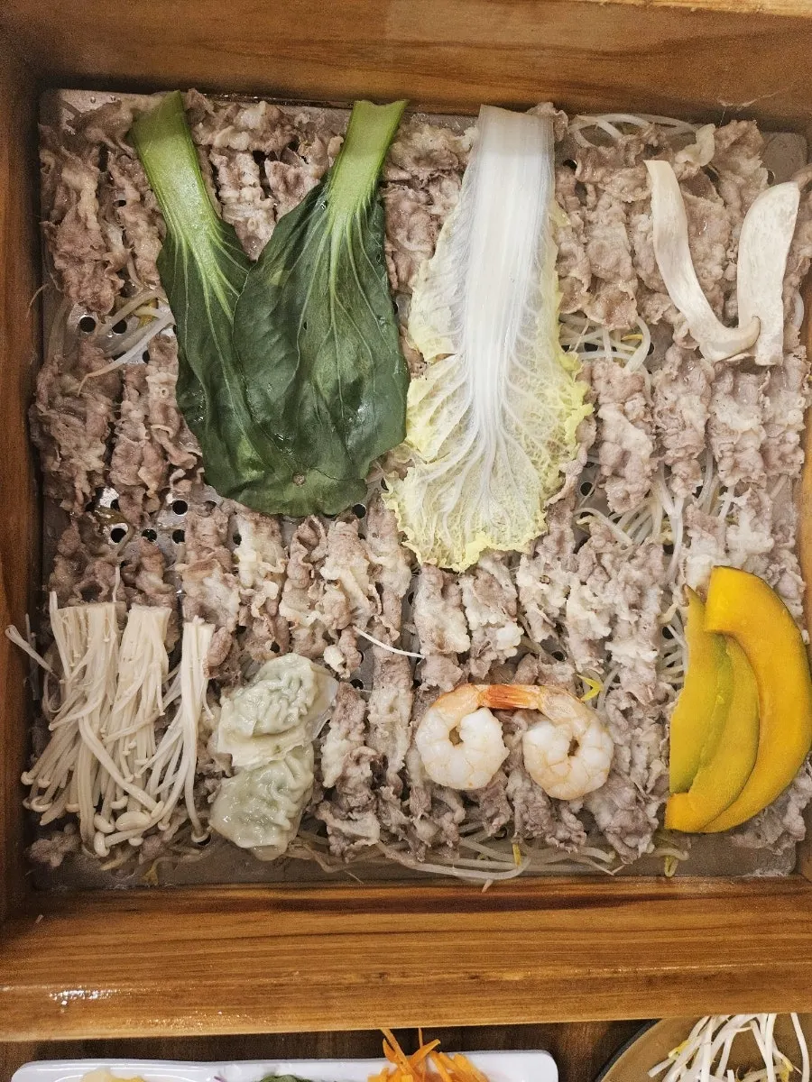 편백나무 틀에 담겨 나온 편백찜과 9분 타이머