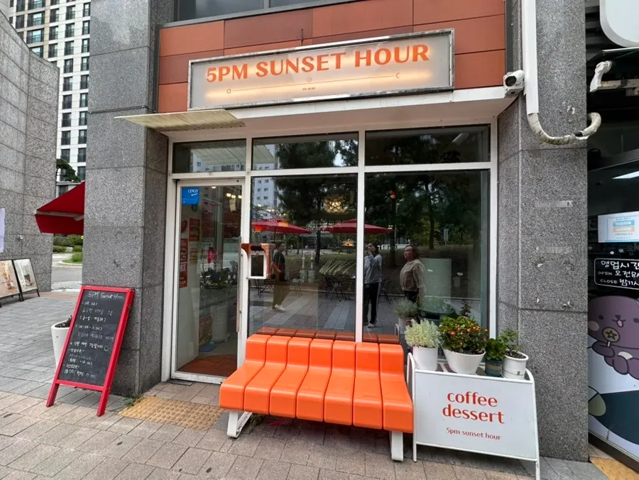 First visit to 5PM sunset hour, a Yeongjongdo café