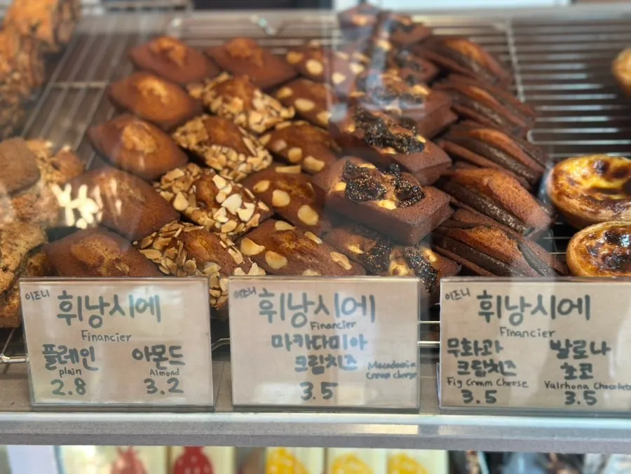 Dessert display case for takeaway sales