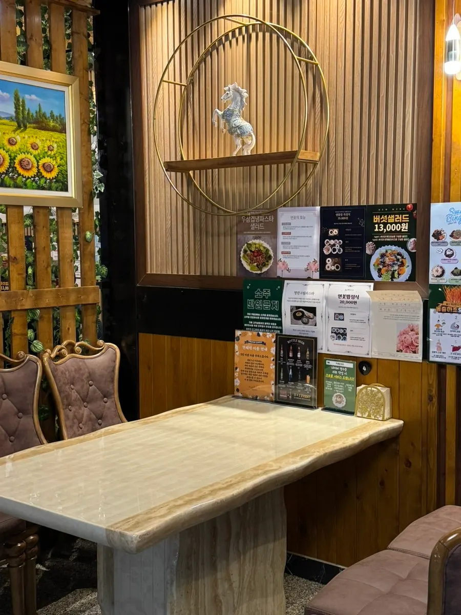 Classy, vintage-touch interior of Café289