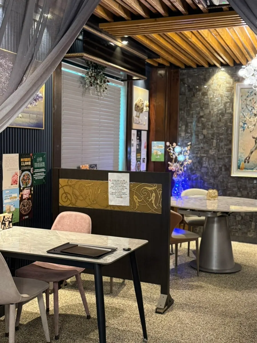 Tables and furniture inside Café289