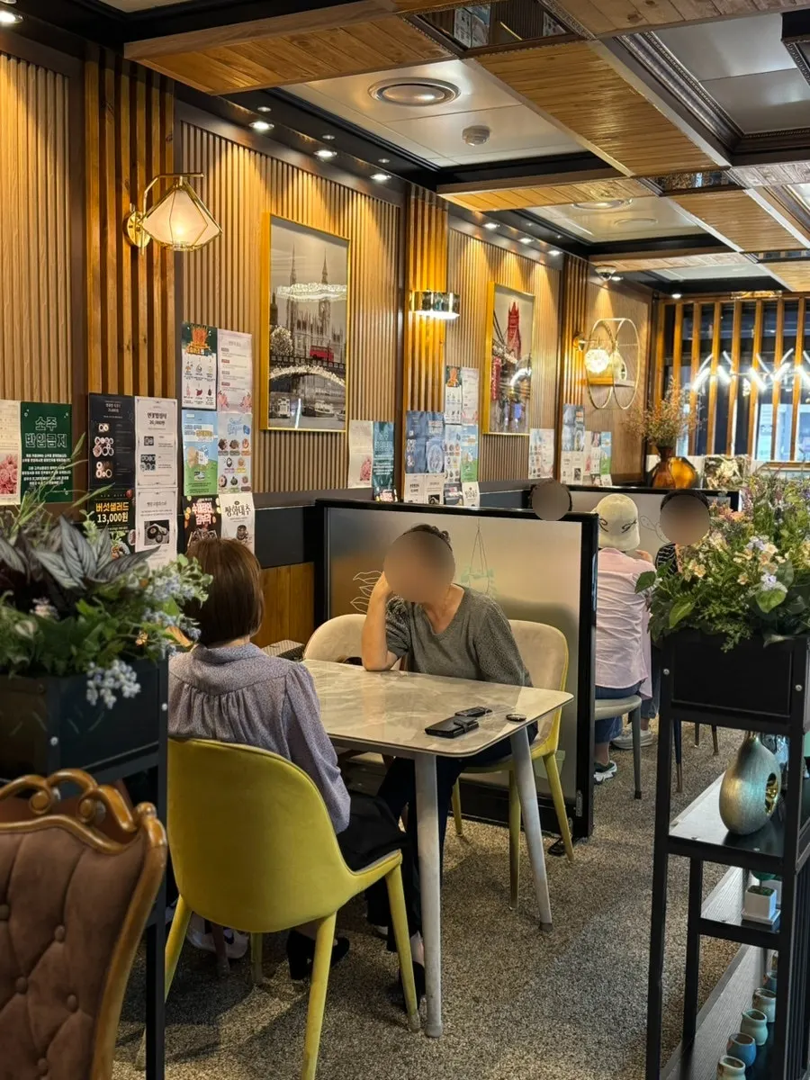 Seating and interior decor at Café289