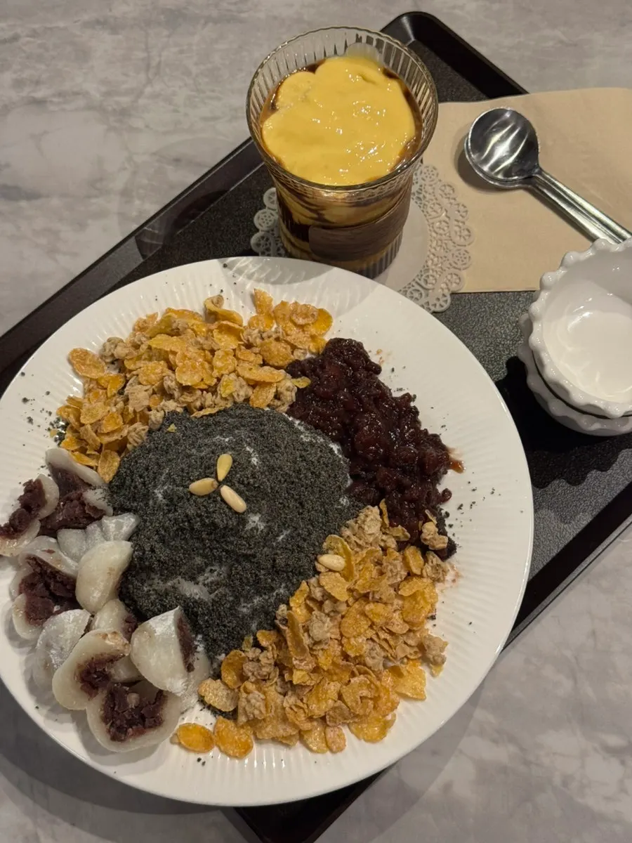 Pasta, bingsu, and mango coffee served together