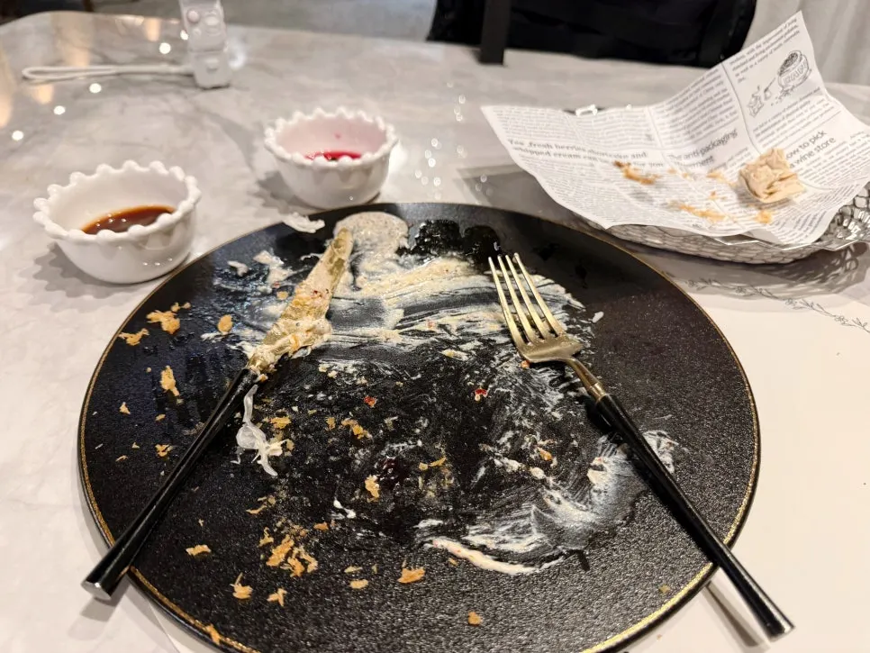 크림소스가 덮인 매콤새우크림돈까스 접시