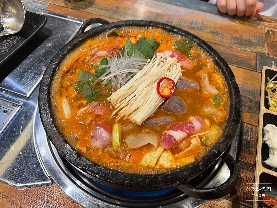 A pot of gopchang jeongol before boiling