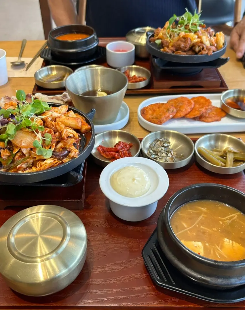 Cafe Dongi serving robot delivering food