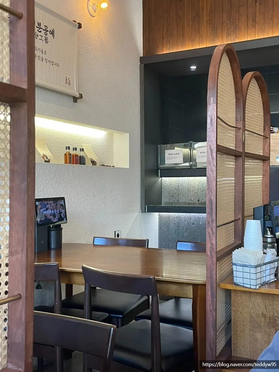 Sonsi Sushi wood-toned interior seating