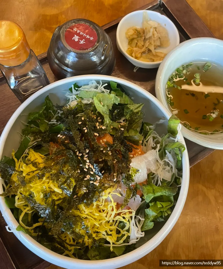 White fish and salmon sashimi rice bowl