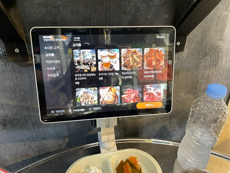 테이블마다 놓인 태블릿 주문기
