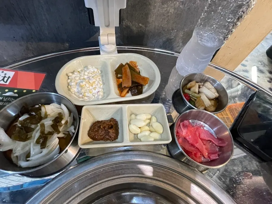 기본찬이 차려진 테이블 세팅
