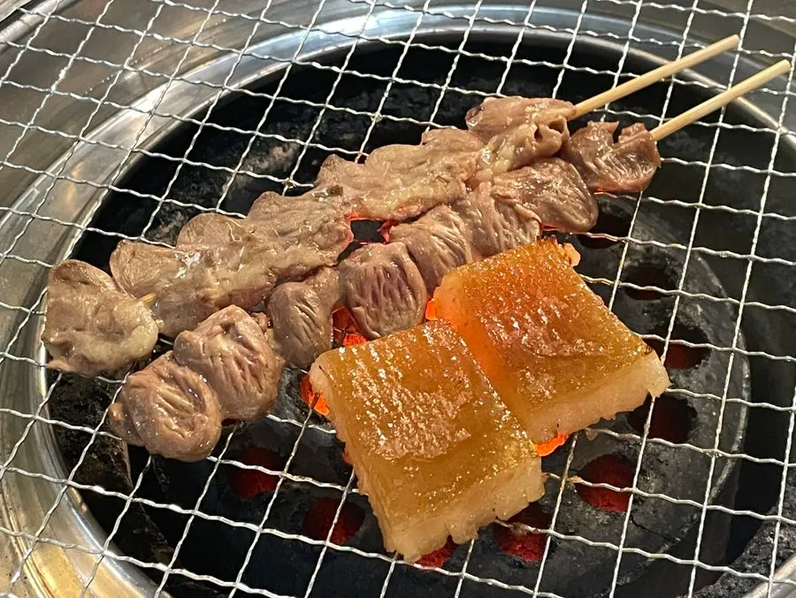 서비스로 나온 닭죽과 염통꼬지, 껍데기