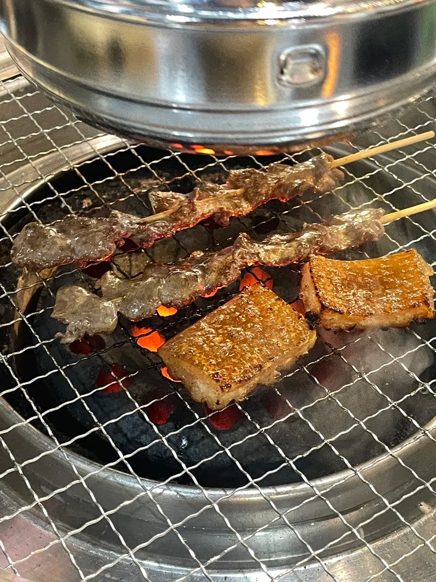 뚝배기에 끓고 있는 서비스 닭죽