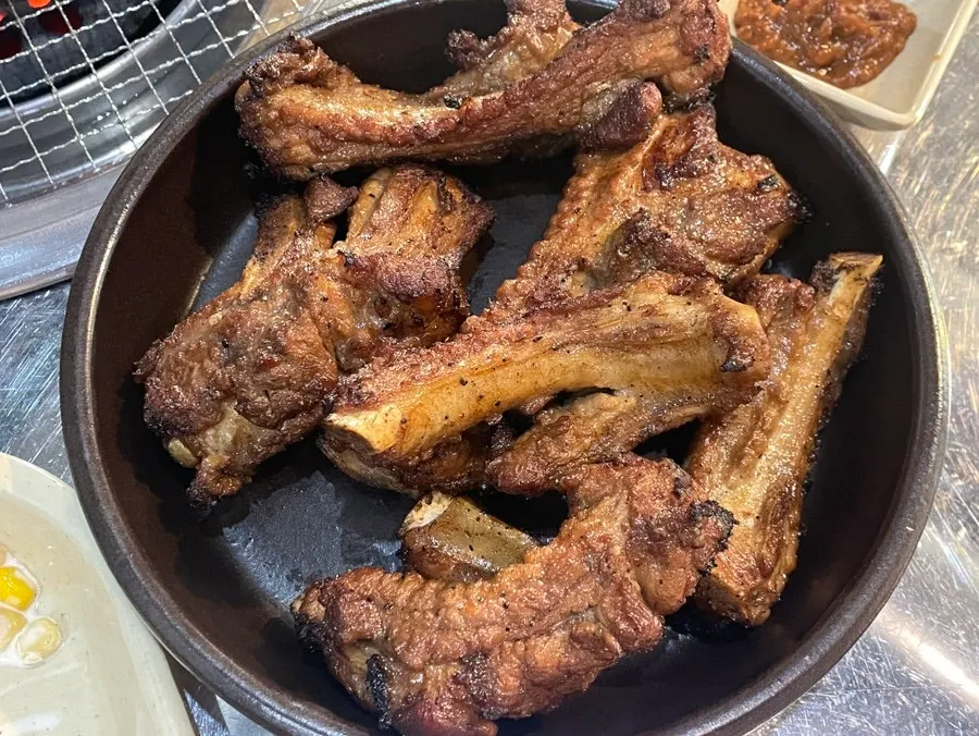 연탄불 위 불판과 곁들임 음식