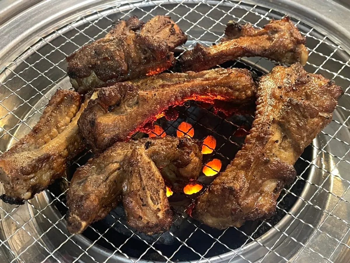 초벌로 나온 간장맛 쪽갈비 6조각
