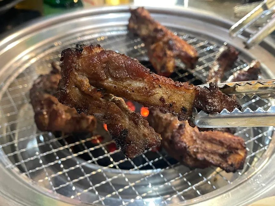 불판에 올려 굽는 간장 쪽갈비