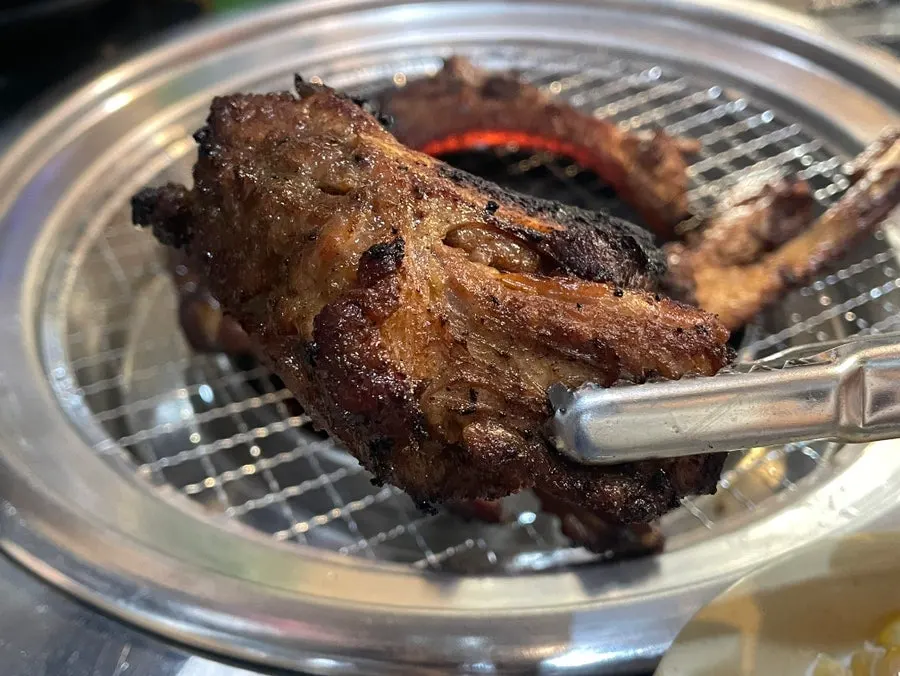 집게로 들어 올린 간장 쪽갈비