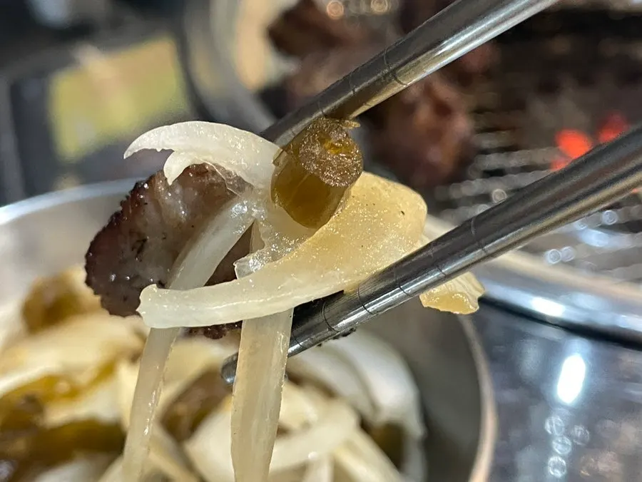 연탄불에 노릇하게 익어가는 쪽갈비