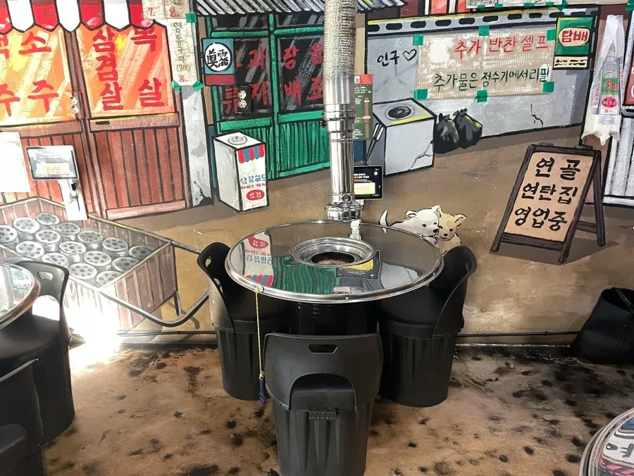 뼈 부분을 은은한 불에 더 굽는 모습