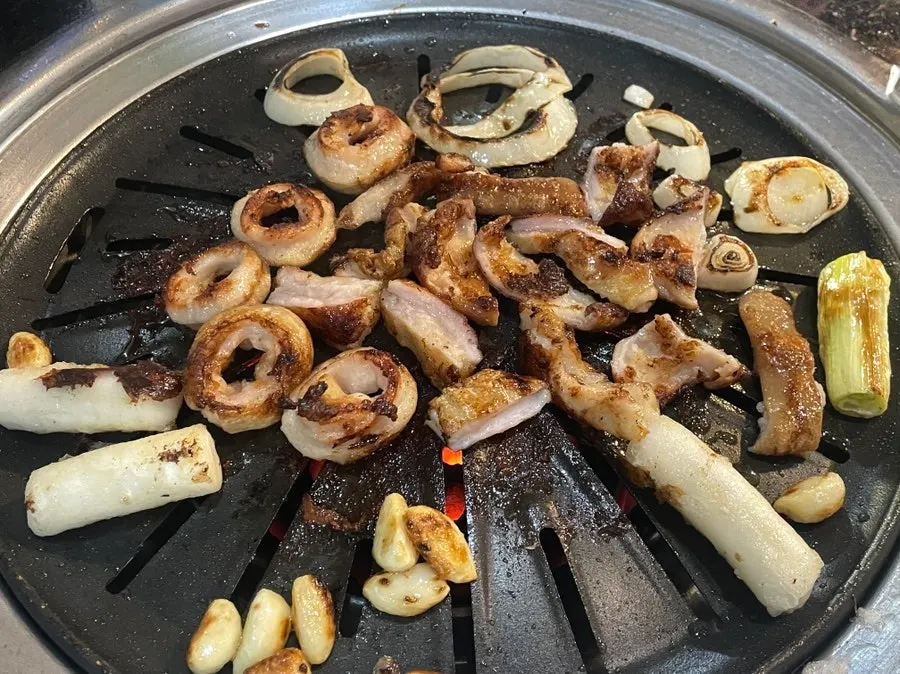 한쪽을 잘라 펼쳐 구운 막창