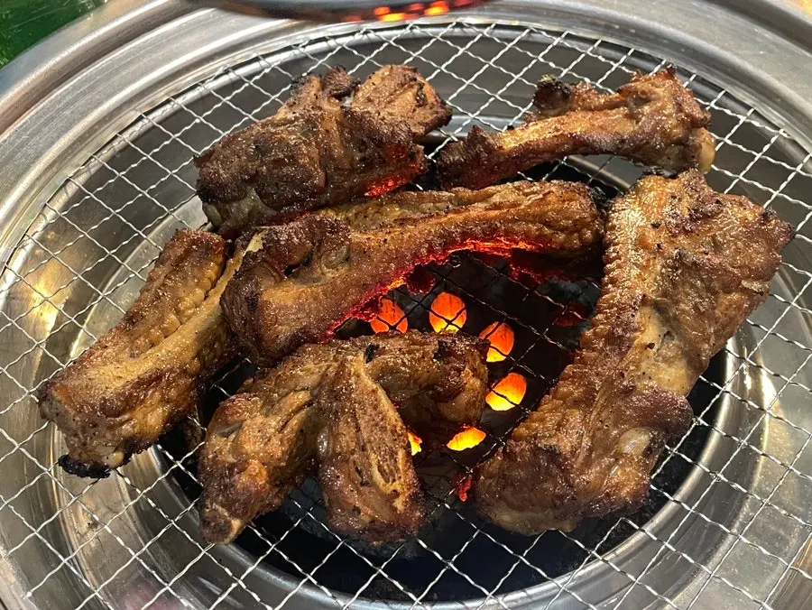 연탄불에 구운 고기 한 상