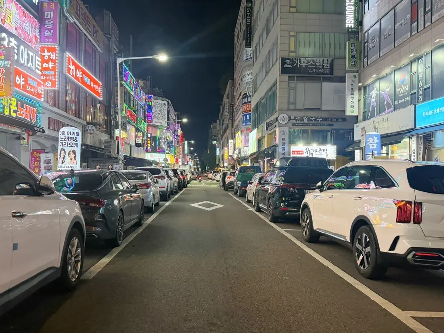Yeongpo's entrance and the surrounding food alley street