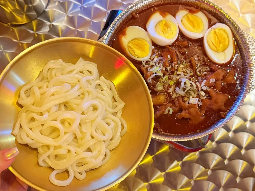 Udon noodles added to the boneless dakbal soup