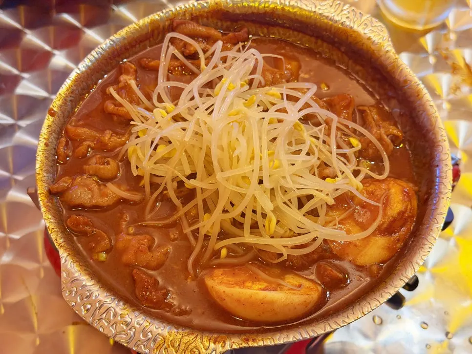 Bean sprouts placed on top of the dakbal